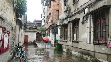 旅行拍摄雨天下雨小巷街道视频的预览图